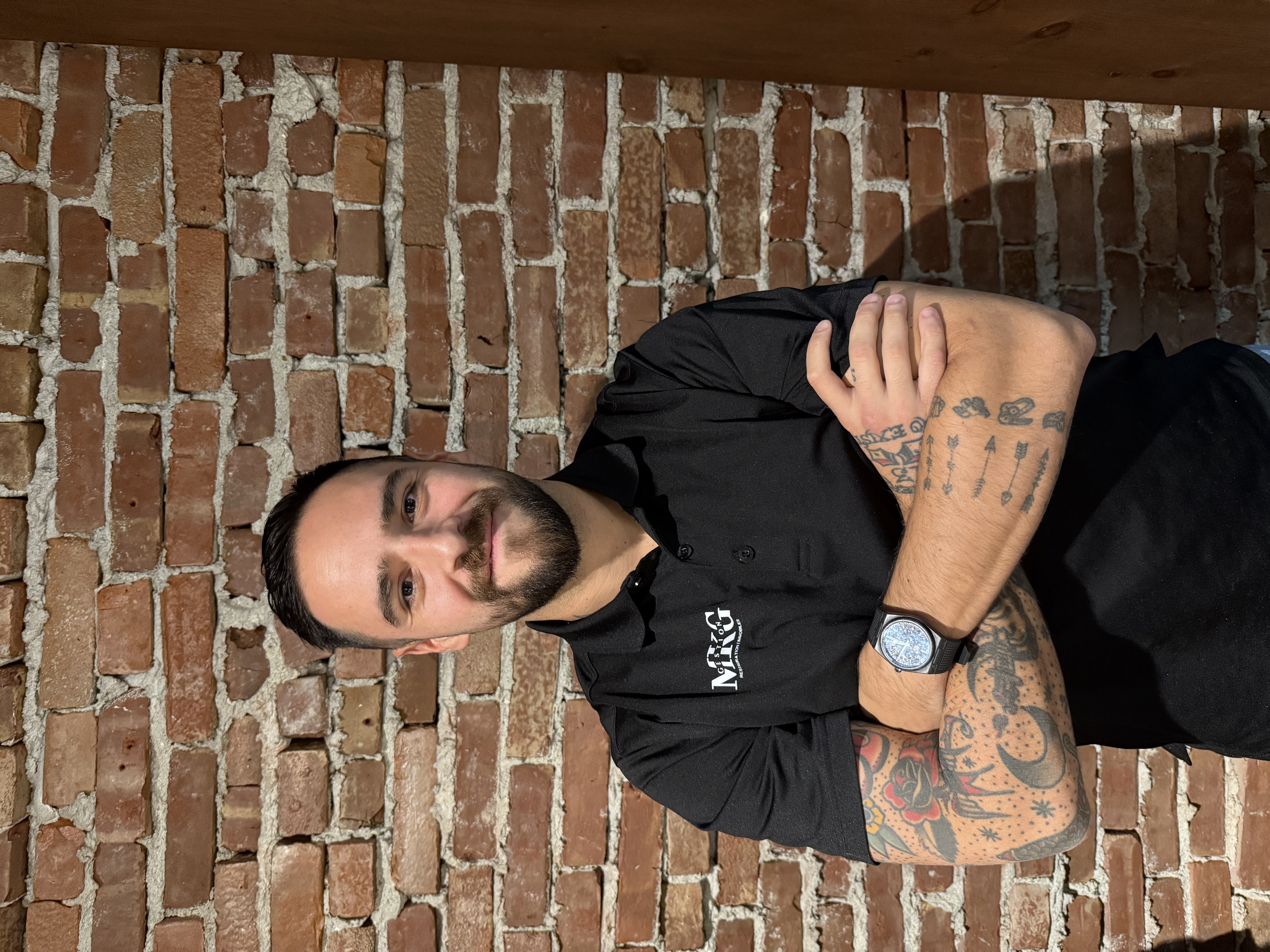 Portrait du fondateur de Gestion MKG dans un restaurant Thaïzone, illustrant l'engagement communautaire et le leadership en restauration au Québec.